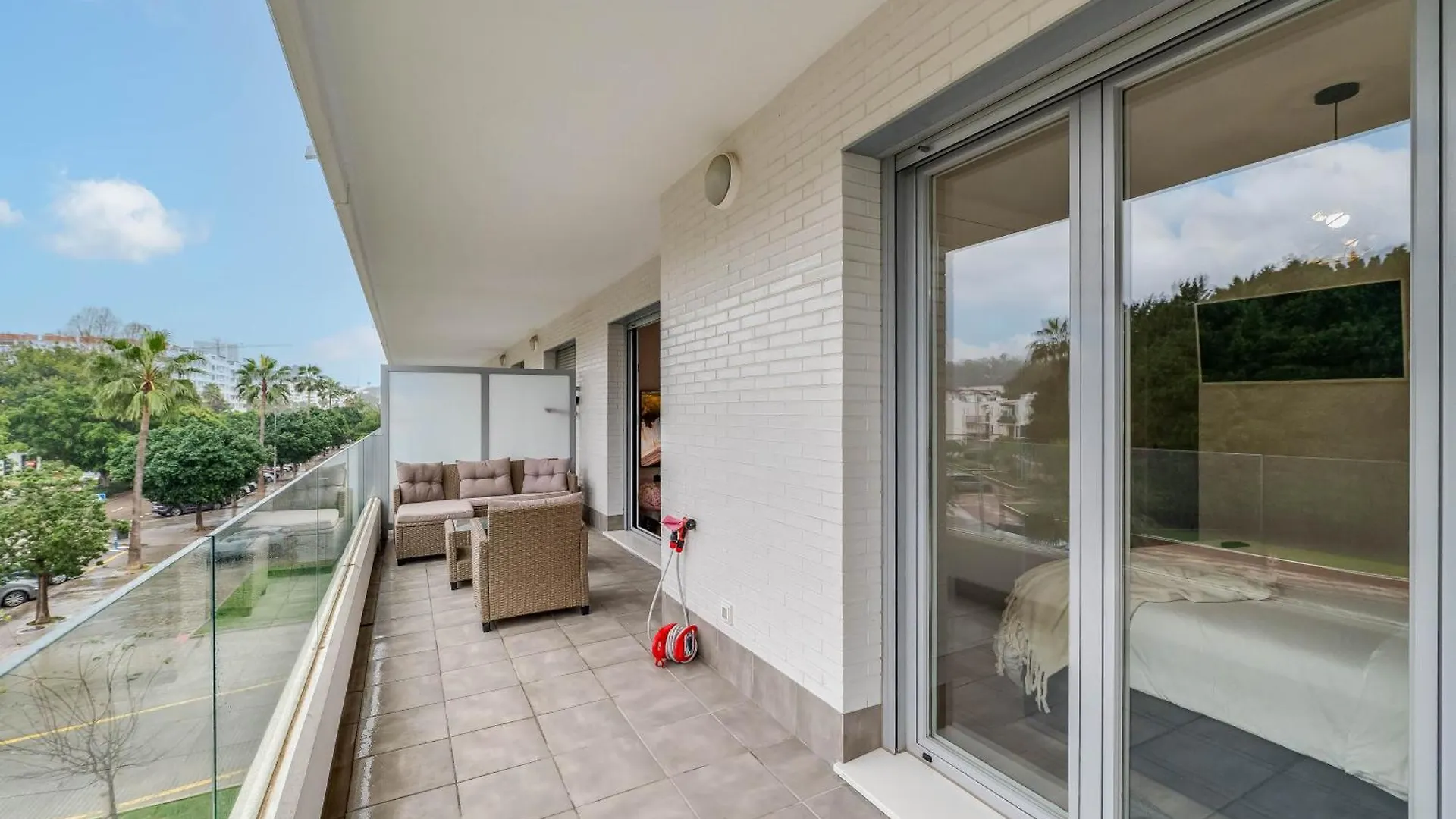 Elegant 2 Bdrm Minimalist Apt W Pool & Bbq Marbella