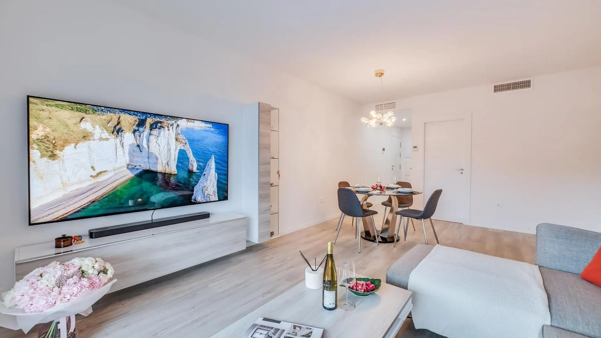 Elegant 2 Bdrm Minimalist Apt W Pool & Bbq Marbella Spanien