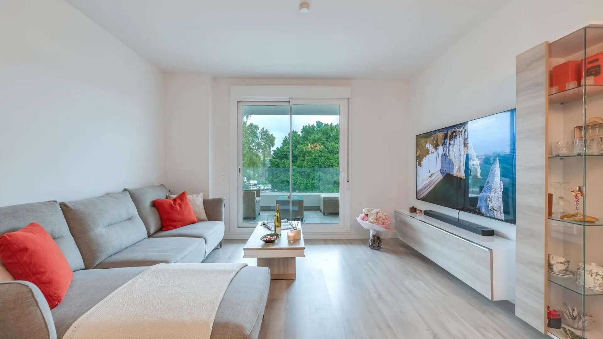 Elegant 2 Bdrm Minimalist Apt W Pool & Bbq Marbella 0*,  Spanien