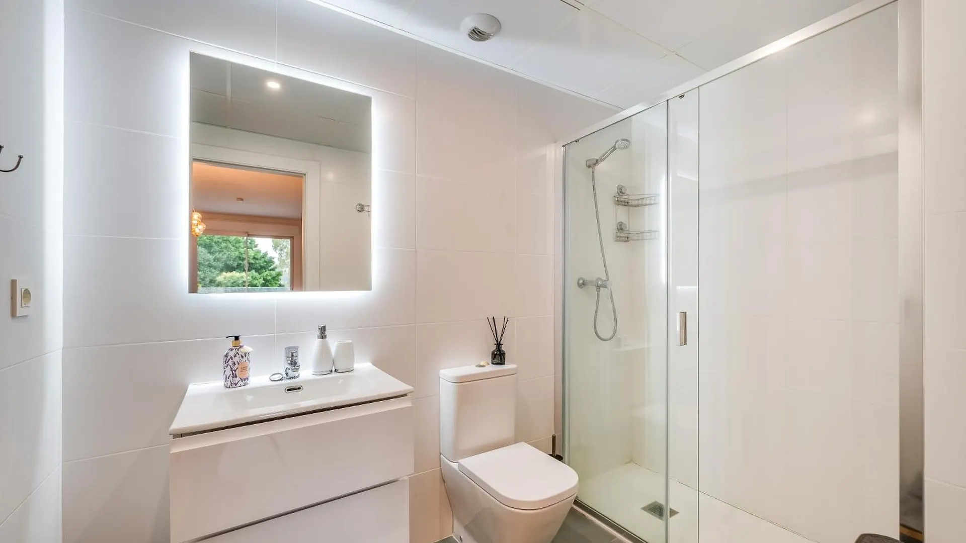 Apartment Elegant 2 Bdrm Minimalist Apt W Pool & Bbq Marbella Spanien