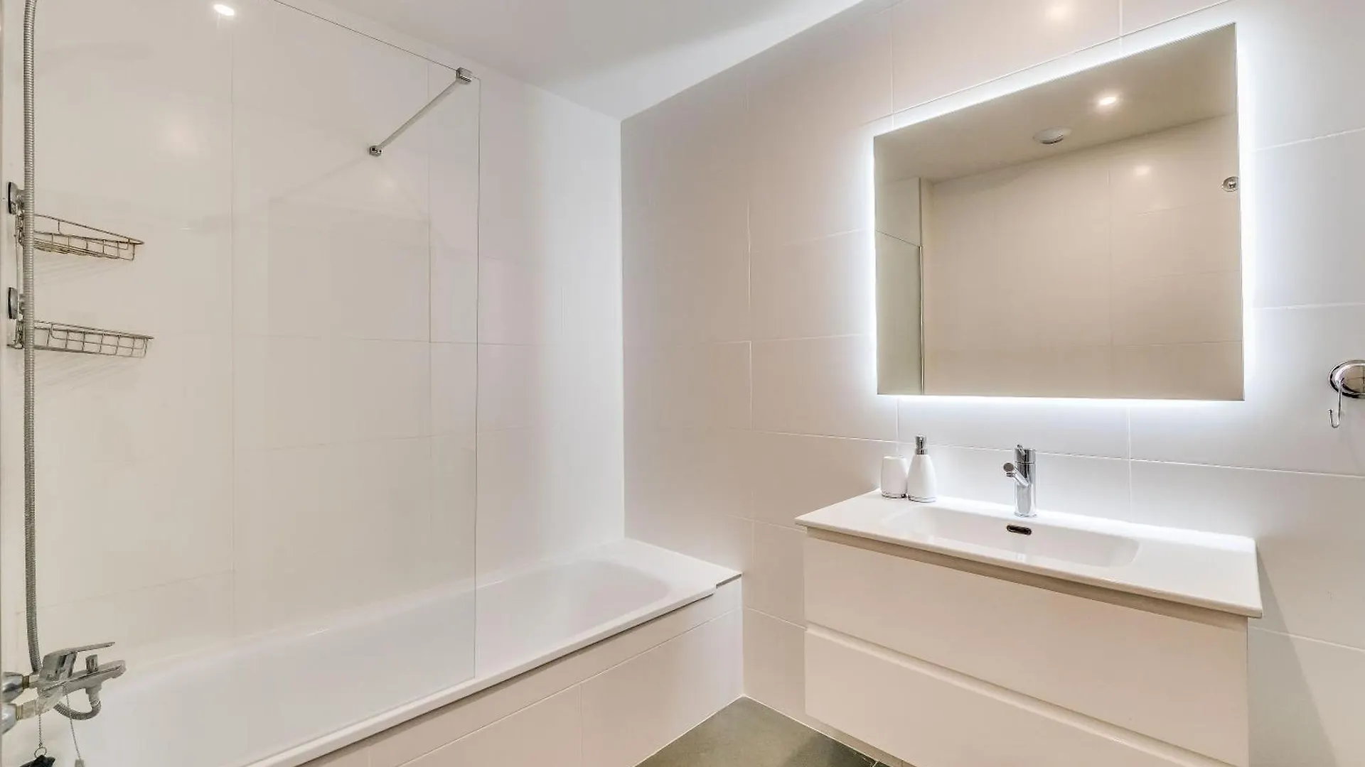 Elegant 2 Bdrm Minimalist Apt W Pool & Bbq Marbella Apartment