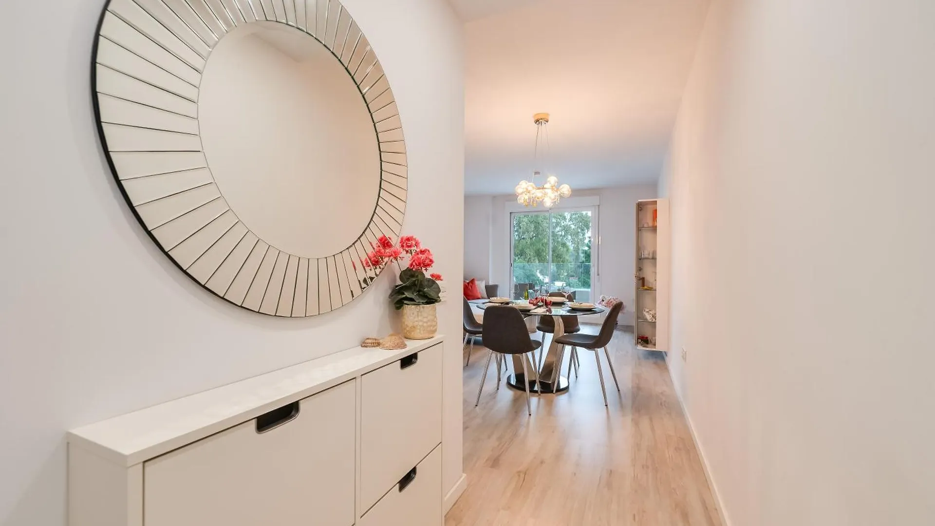 Apartment Elegant 2 Bdrm Minimalist Apt W Pool & Bbq Marbella