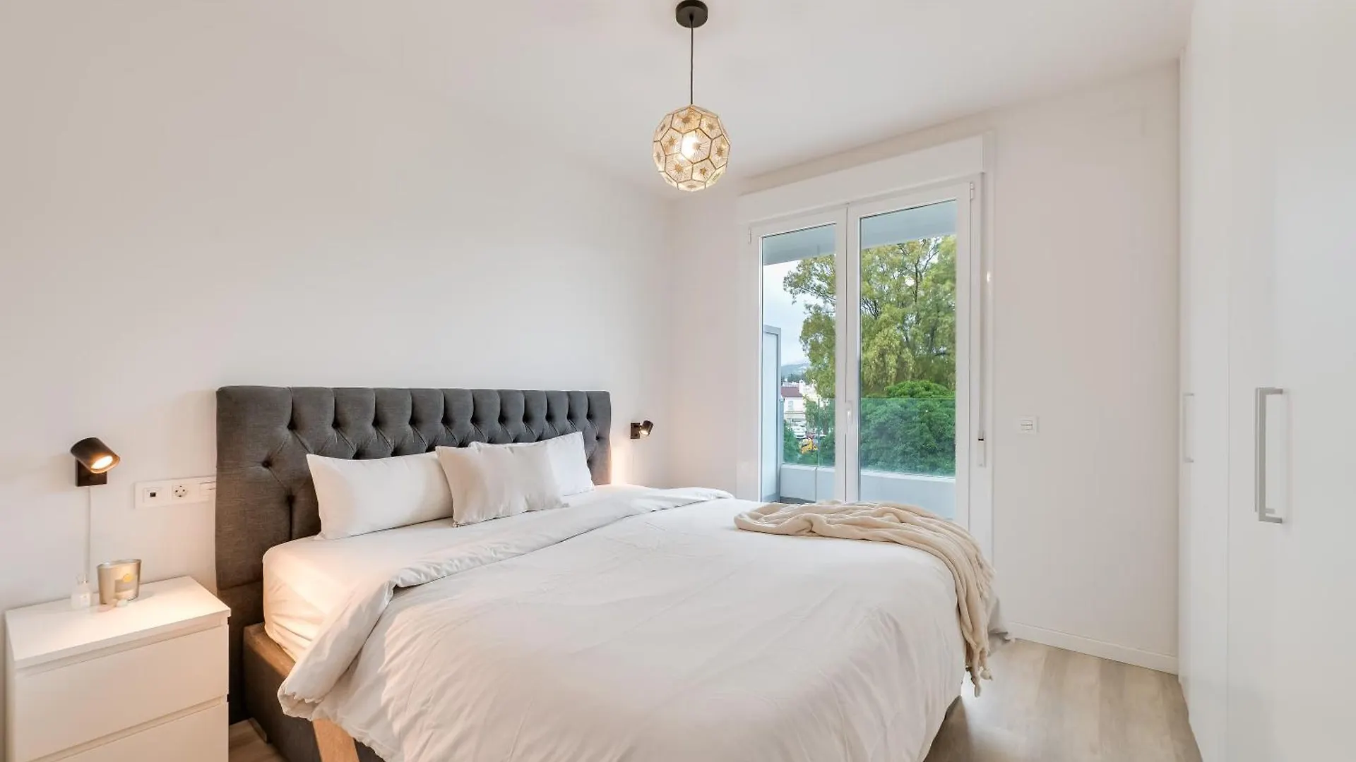 Elegant 2 Bdrm Minimalist Apt W Pool & Bbq Marbella Apartment
