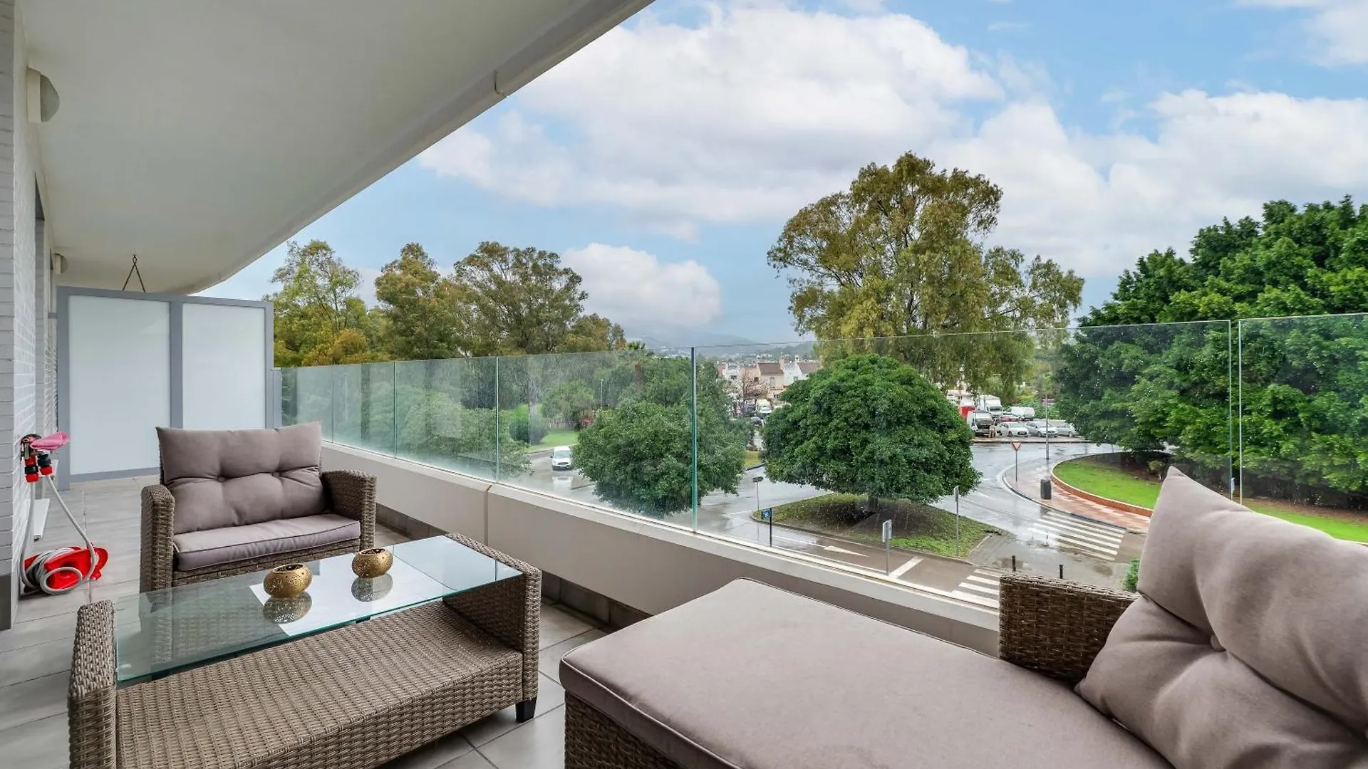 Elegant 2 Bdrm Minimalist Apt W Pool & Bbq Marbella Apartment