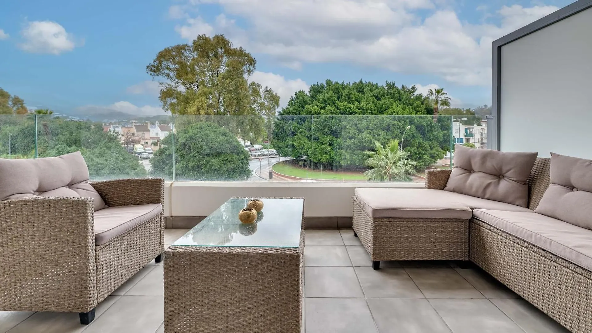 Elegant 2 Bdrm Minimalist Apt W Pool & Bbq Marbella Apartment
